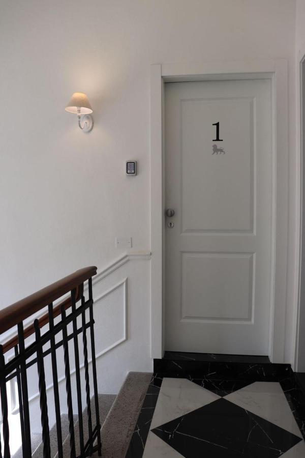 Four Lions Villa Guesthouse Pisa Bagian luar foto