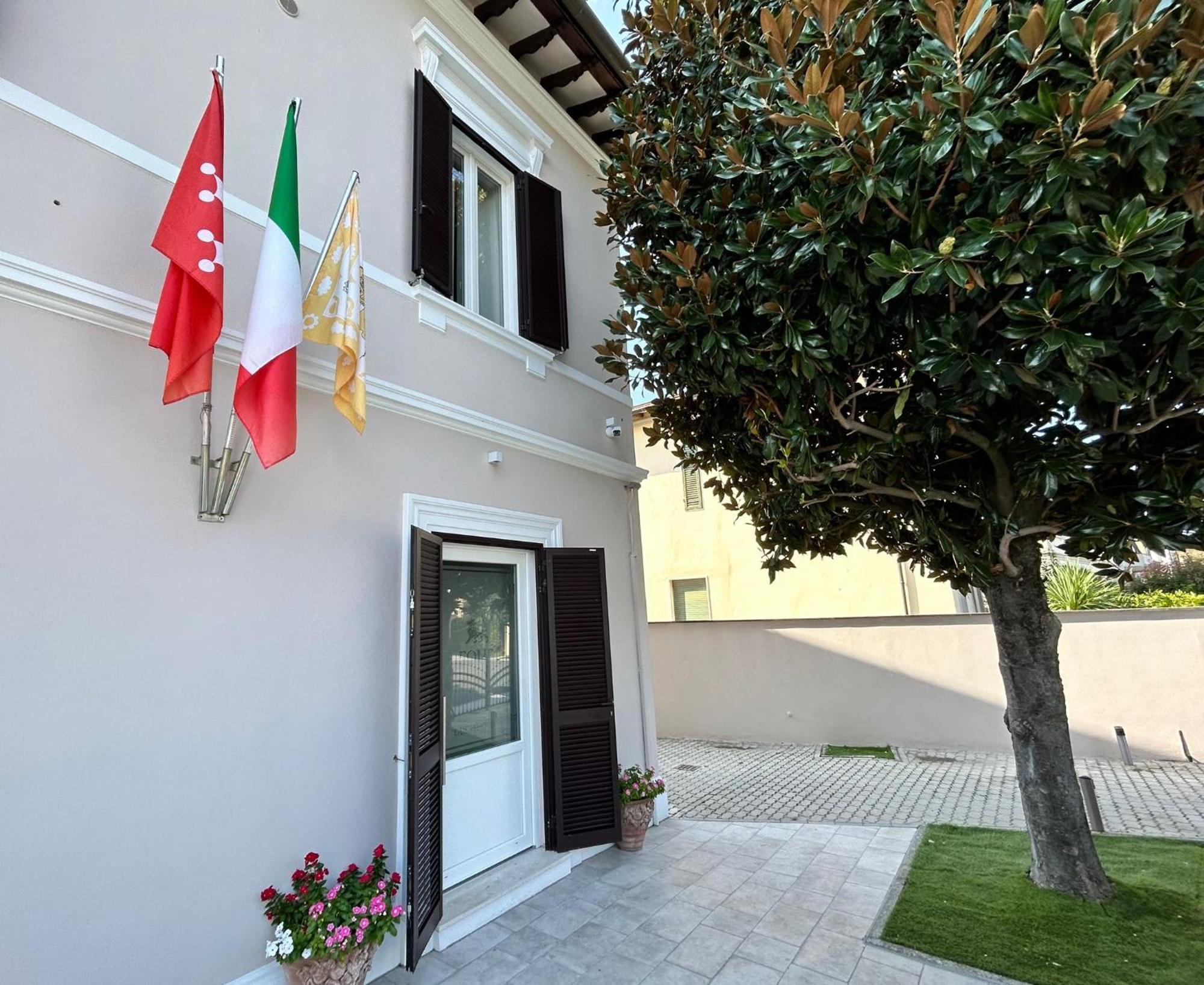 Four Lions Villa Guesthouse Pisa Bagian luar foto