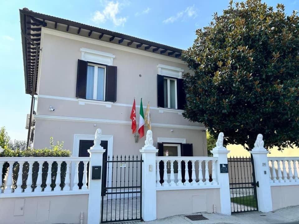 Four Lions Villa Guesthouse Pisa Bagian luar foto